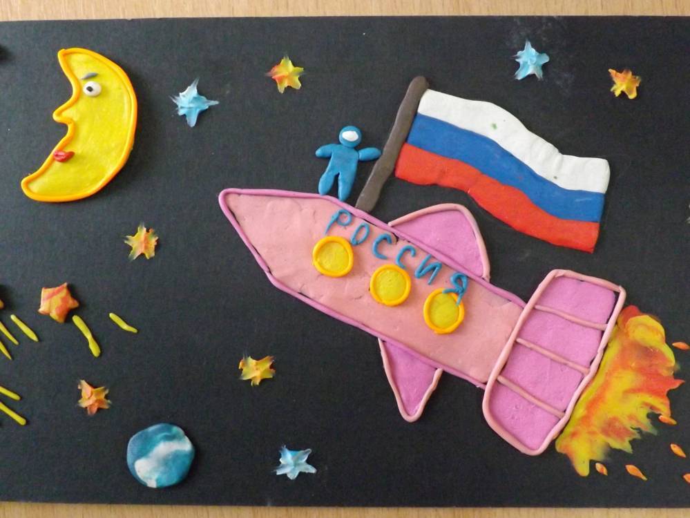 Детские работы ко дню космонавтики. Детские поделки на 12 апреля день космонавтики в детский сад. Пластилинография ко Дню космонавтики в детский сад. Ракета в космосе пластилинография. Поделка на день Космонафтик.